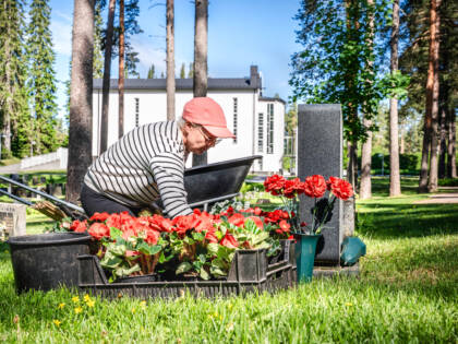Työntekijä hautausmaalla.