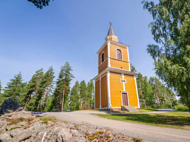 Haukivuoren kirkon kellotapuli.