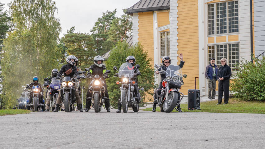 Motoristikirkkoon osallistuneita.