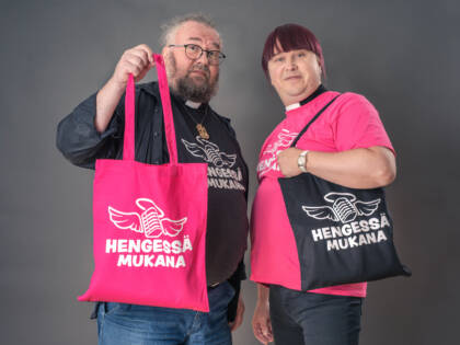 Hengessä mukana -podcastin juontajat.