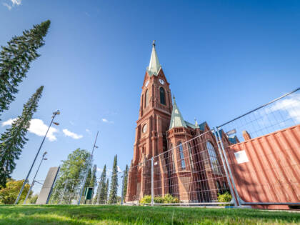 Kontteja ja koneita tuomiokirkon pihassa.