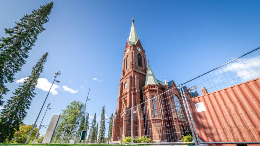 Kontteja ja koneita tuomiokirkon pihassa.