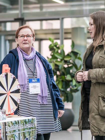 Hauta- ja puistotoimen kesätöiden rekrytilaisuuteen osallistuneita.