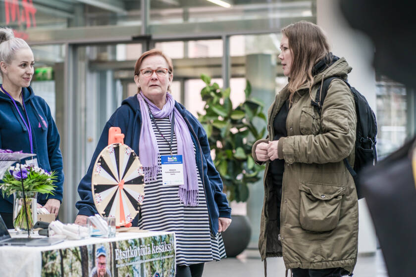 Hauta- ja puistotoimen kesätöiden rekrytilaisuuteen osallistuneita.