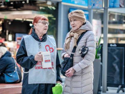 Yhteisvastuukeräyksen vapaaehtoinen seurakuntalaisen kanssa.