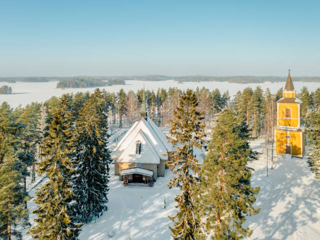 Haukivuoren kirkko ilmasta kuvattuna talvella.