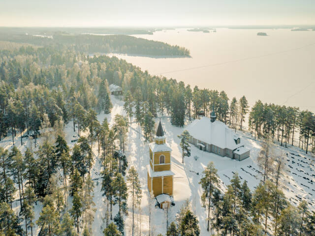 Haukivuoren kirkko ilmasta kuvattuna talvella.