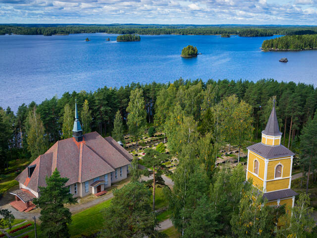 Haukivuoren kirkko ilmasta kuvattuna kesällä.