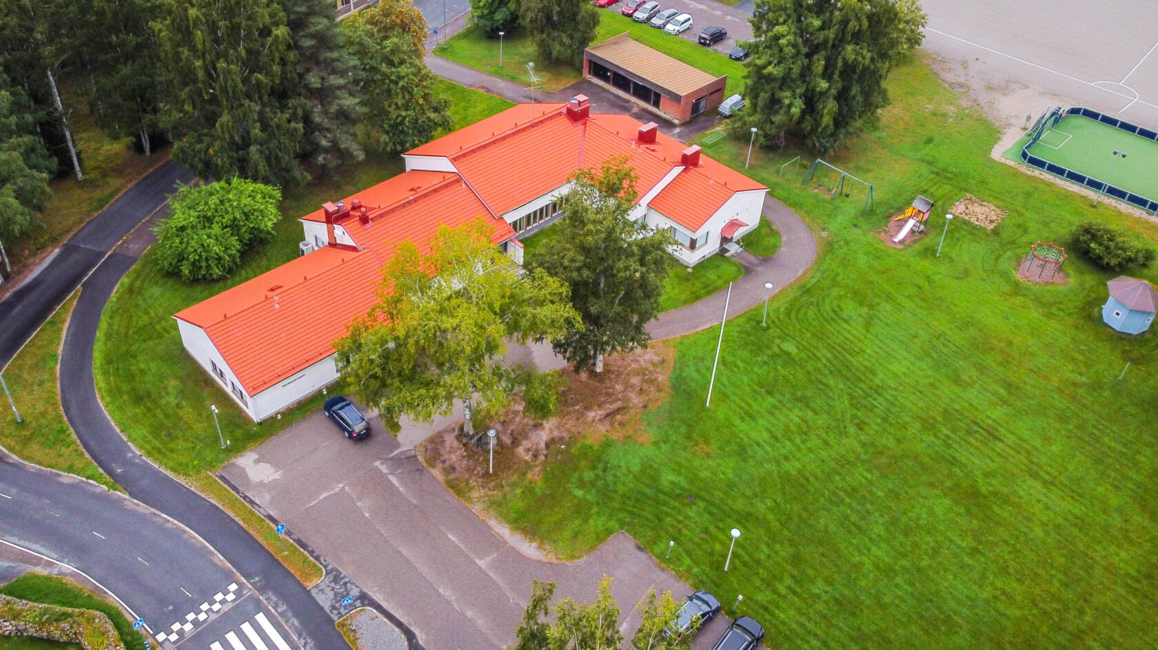 Puumalan seurakuntakoti kesällä ilmasta kuvattuna.