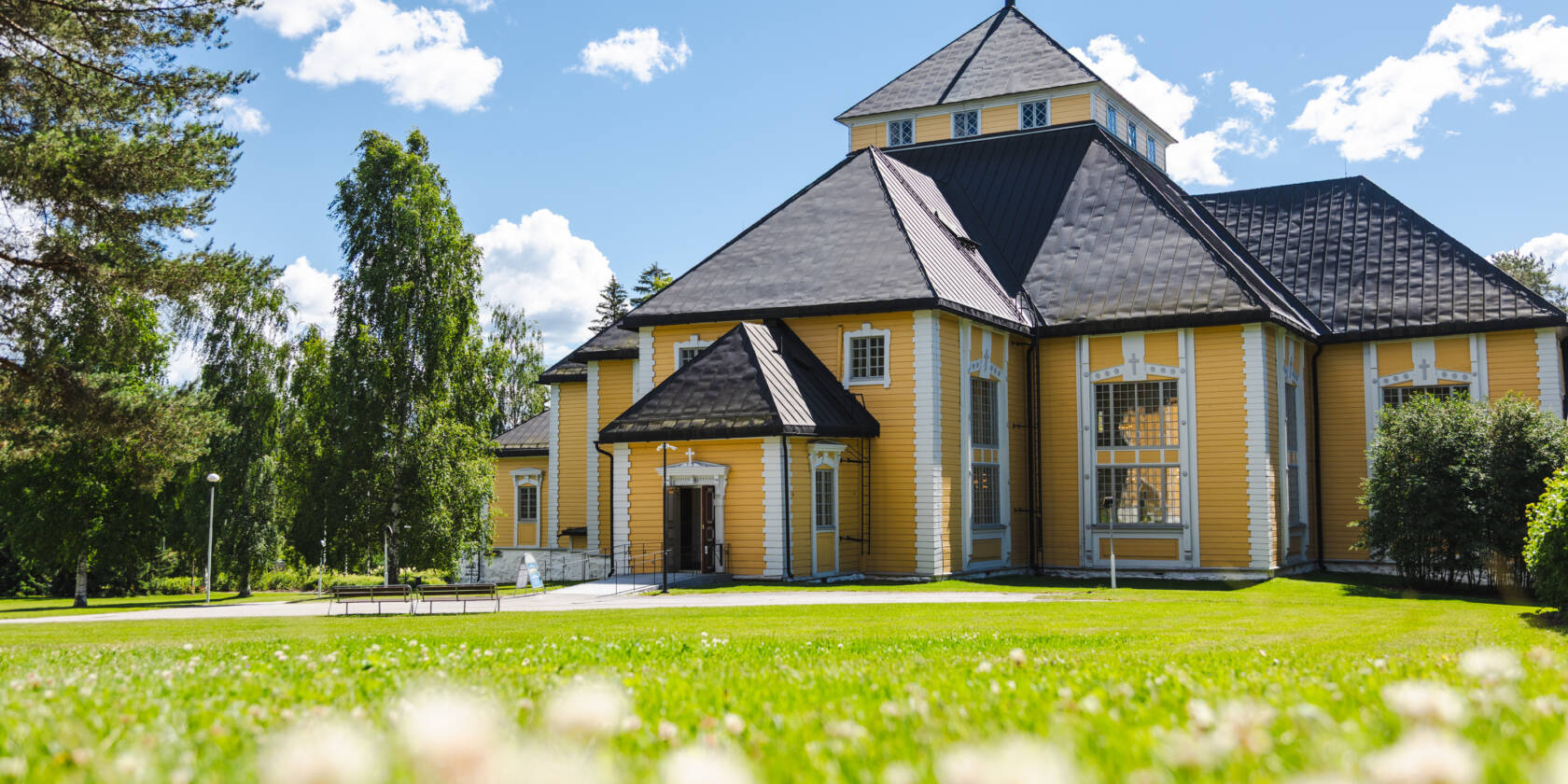 Pitäjänkirkko ulkoa kesällä.