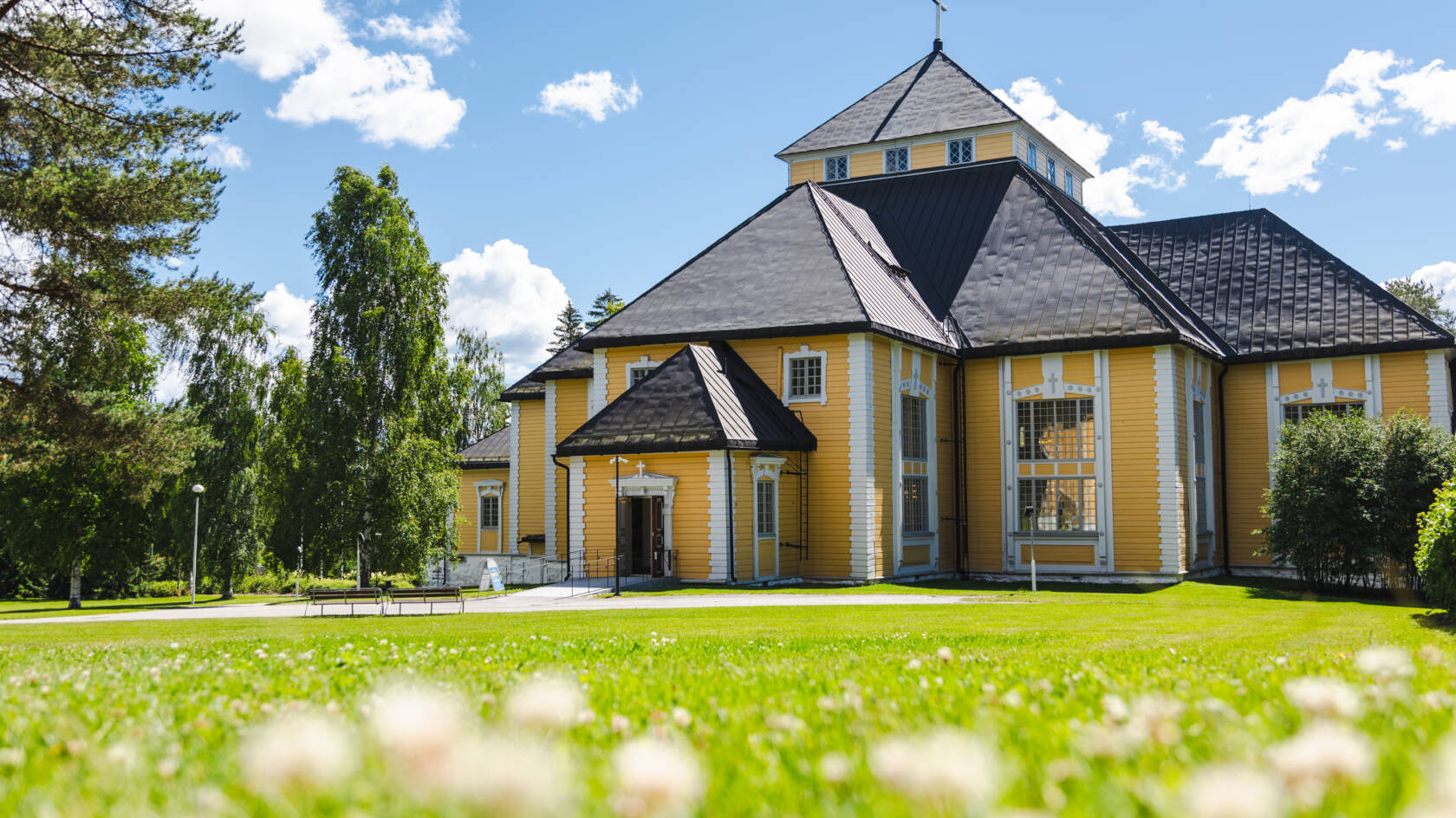 Pitäjänkirkko ulkoa kesällä.