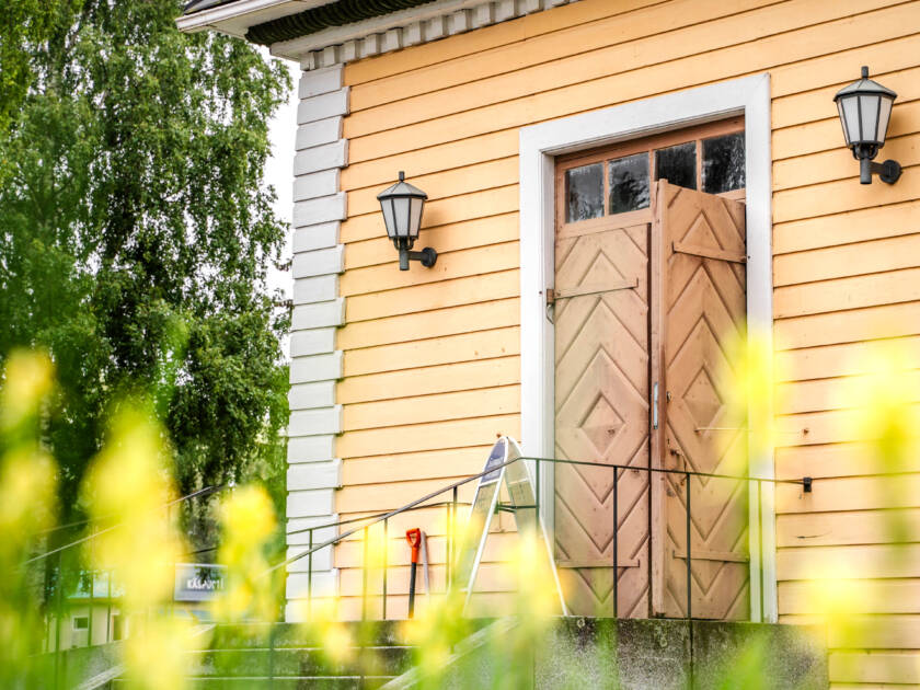 Puumalan kirkkoa ulkoa kesällä.