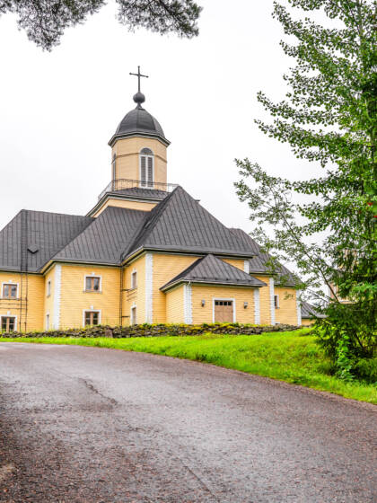 Puumalan kirkkoa ulkoa kesällä.