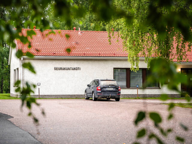 Puumalan seurakuntakoti kesällä.