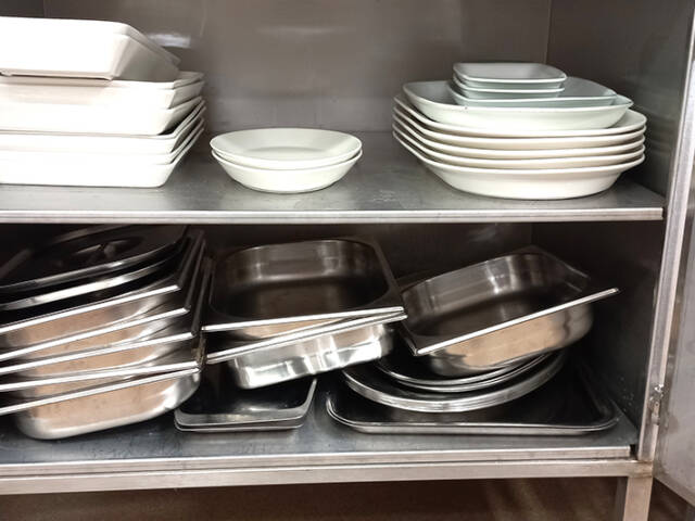 Puumalan seurakuntakodin keittiön astiastoa.