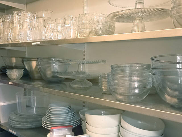 Puumalan seurakuntakodin keittiön astiastoa.