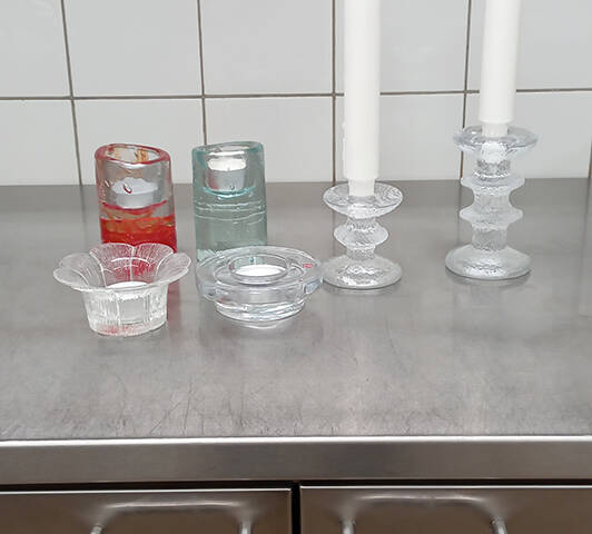 Puumalan seurakuntakodin keittiön astiastoa.