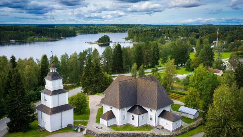 Ilmakuva Ristiinan kirkosta.