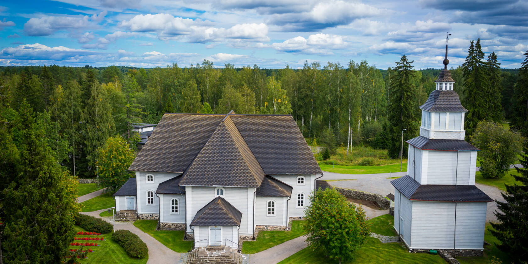 Ilmakuva Ristiinan kirkosta kesällä.