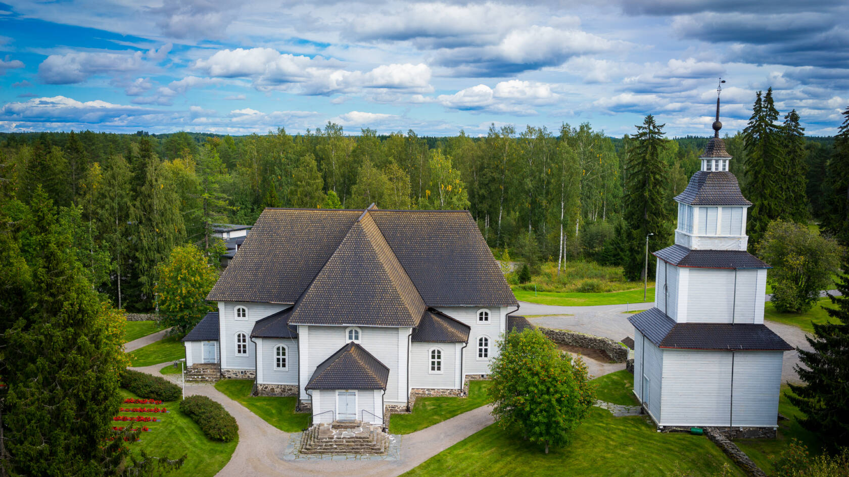Ilmakuva Ristiinan kirkosta kesällä.