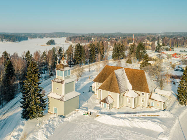 Ristiinan kirkko ilmasta kuvattuna talvella.