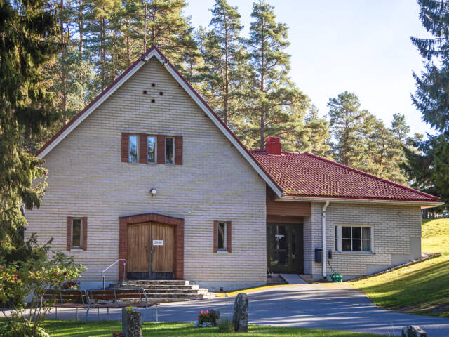 Rouhialan kappeli ulkoa kuvattuna kesällä.