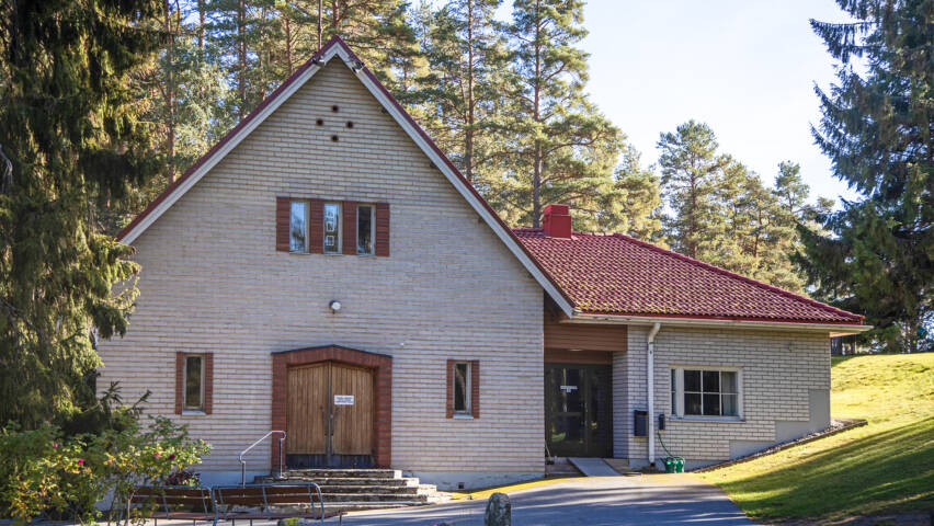 Rouhialan kappeli ulkoa kuvattuna kesällä.