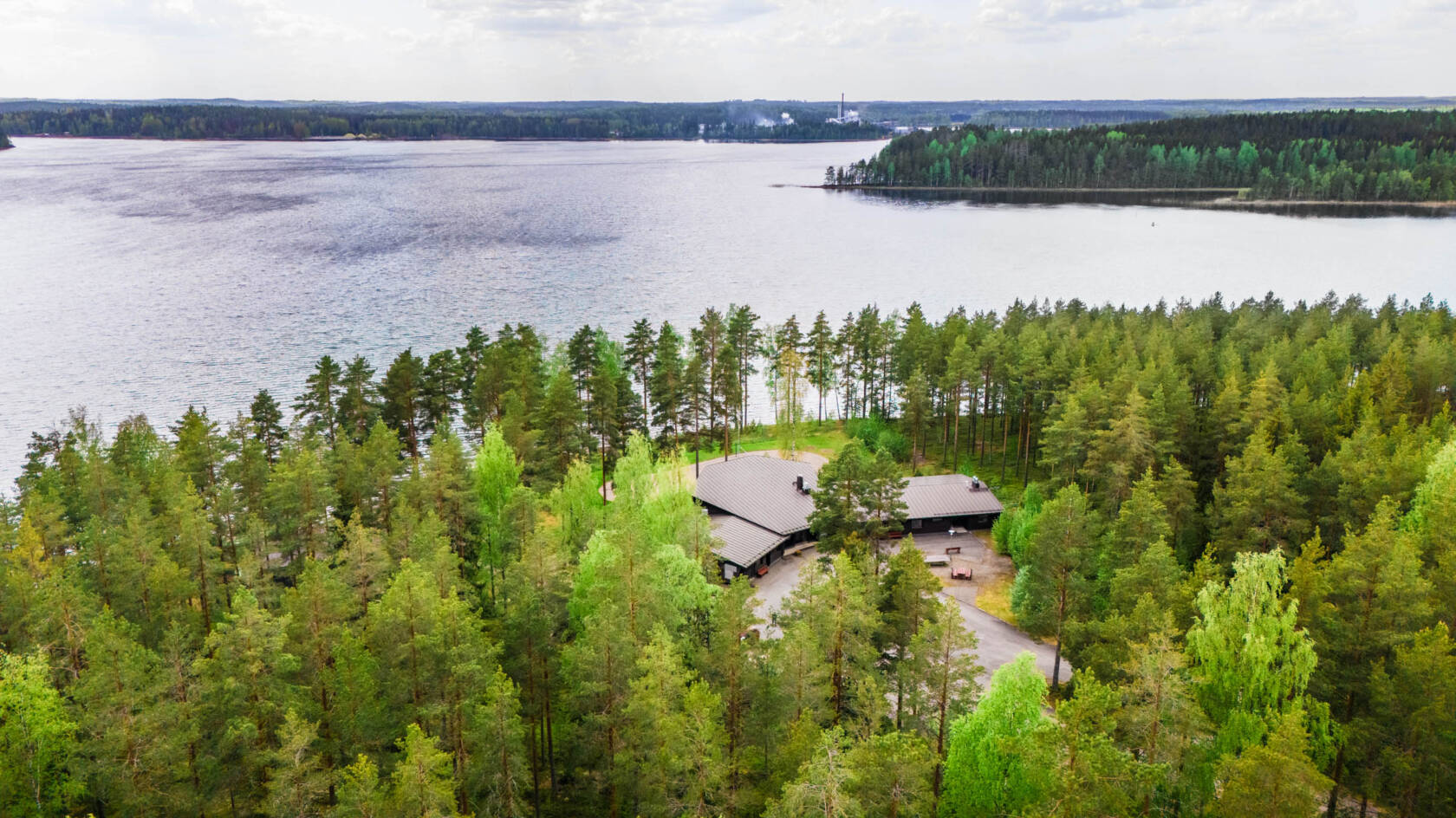 Ruunaniemen leirikeskuksen ilmakuva kesällä.