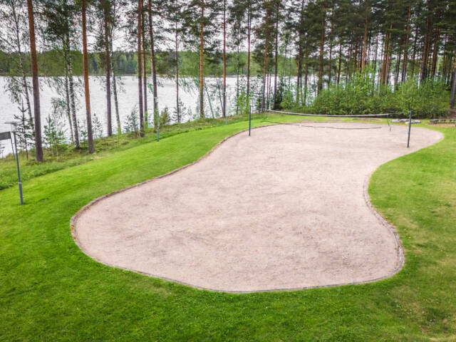 Ruunaniemen leirikeskuksen kentän ilmakuva kesällä.