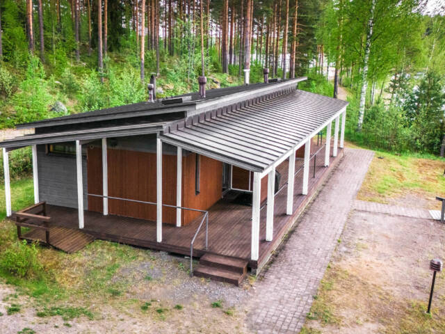 Ruunaniemen leirikeskuksen rantasaunan ilmakuva kesällä.
