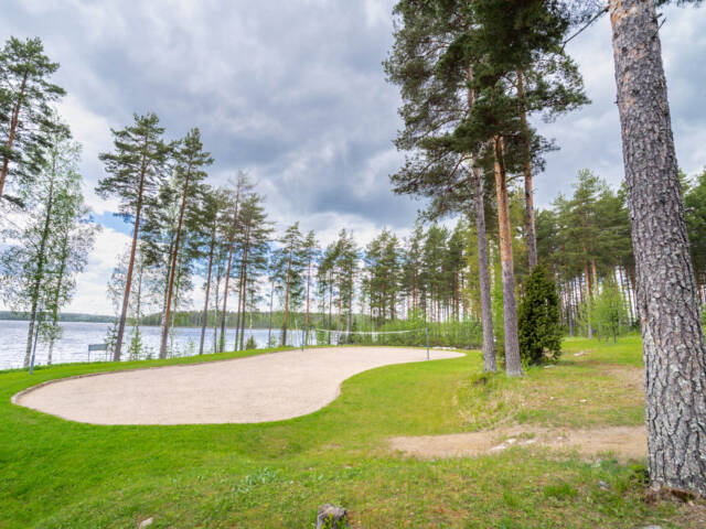 Ruunaniemen leirikeskus ulkoa päin kuvattuna kesällä.