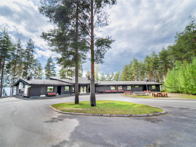 Ruunaniemen leirikeskus ulkoa päin kuvattuna kesällä.