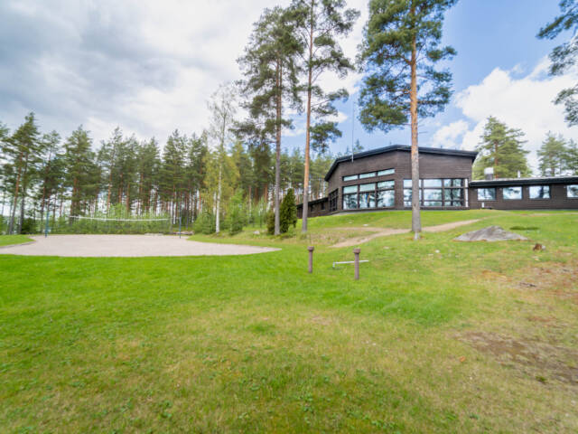 Ruunaniemen leirikeskus ulkoa päin kuvattuna kesällä.