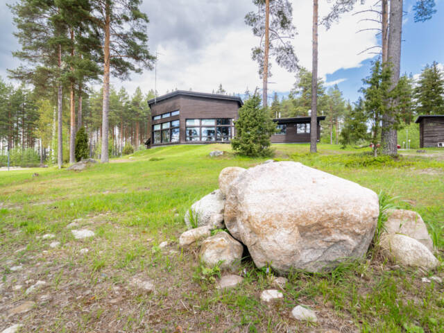 Ruunaniemen leirikeskus ulkoa päin kuvattuna kesällä.
