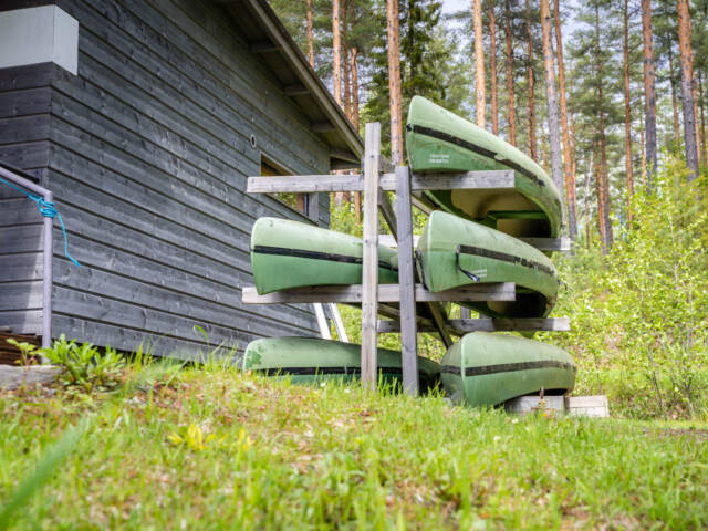 Ruunaniemen leirikeskus ulkoa päin kuvattuna kesällä.