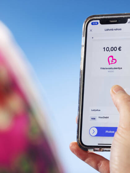 Yhteisvastuun mobiililahjoitus käynnissä älypuhelimella.