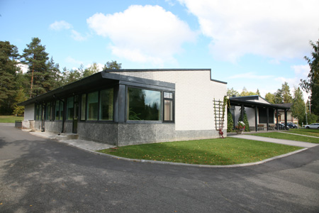 Kirkonmäen seurakuntatalo.