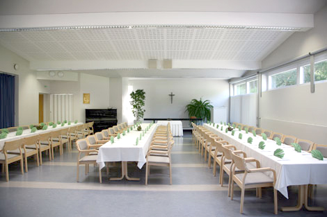 Kirkonmäen seurakuntatalon sali.