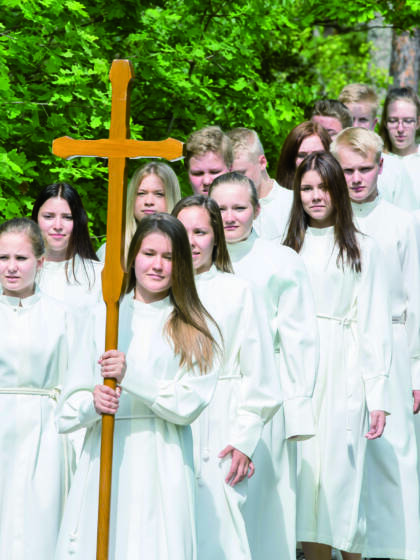 Rippikoululaisten kulkue.