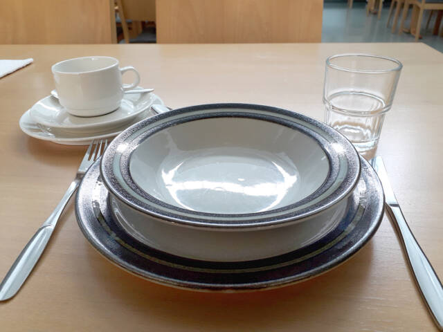 Ristiinan seurakuntakeskuksen astiastoa.