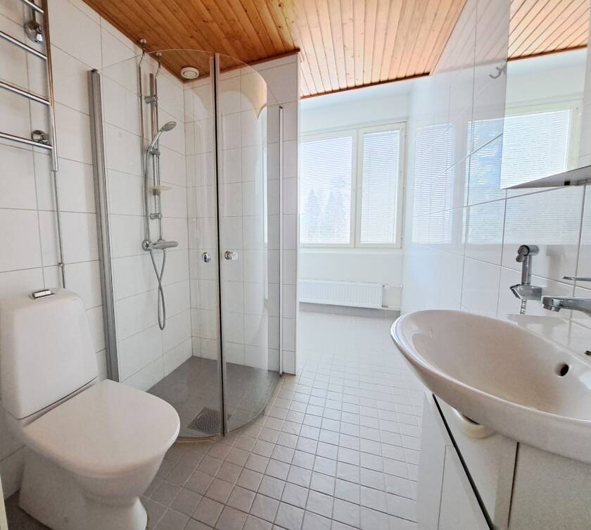 Otavankatu 8 osoitteessa sijaitsevan 72 neliöisen asunnon kylpy- ja wc-tilat.