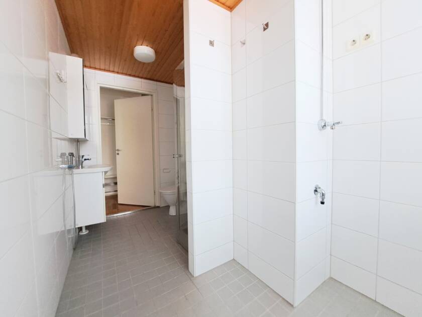 Otavankatu 8 osoitteessa sijaitsevan 72 neliöisen asunnon kylpy- ja wc-tilat.