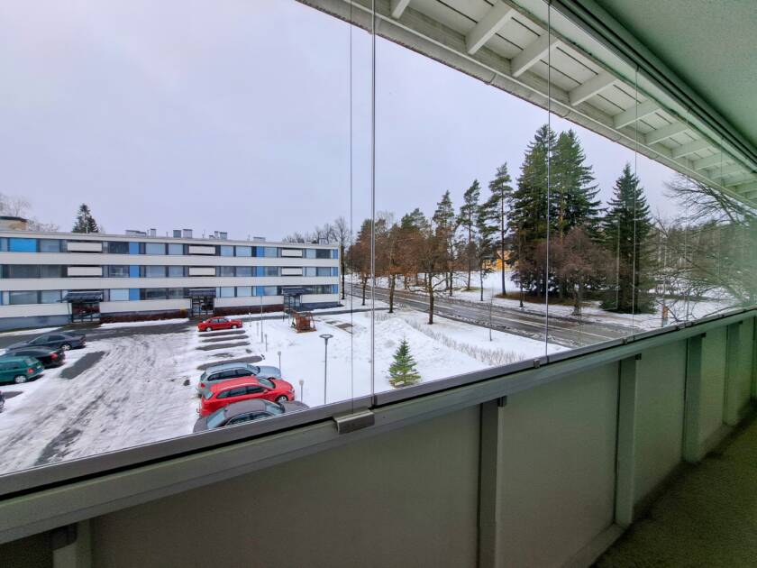 Otavankatu 8 osoitteessa sijaitsevan 72 neliöisen asunnon parveke.