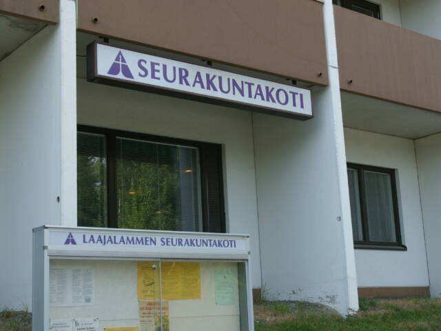 Laajalammen seurakuntakoti ulkoa kuvattuna.