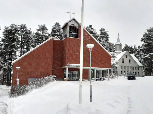 Otavan seurakuntatalo ulkoa kuvattuna.