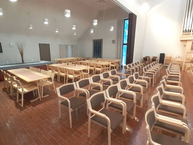 Otavan seurakuntatalon sali.