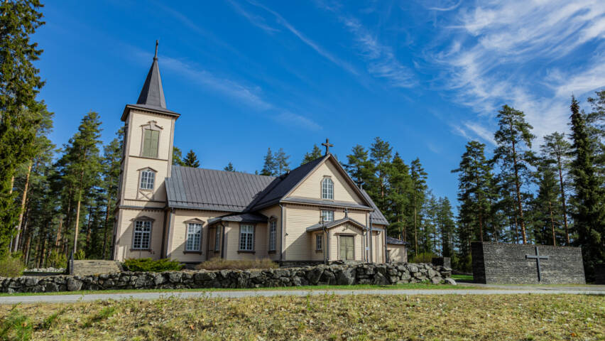 Anttolan kirkko ulkoa kuvattuna.