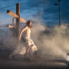 Via Crucis näytelmästä otos, jossa Jeesus nousee ristiltä.