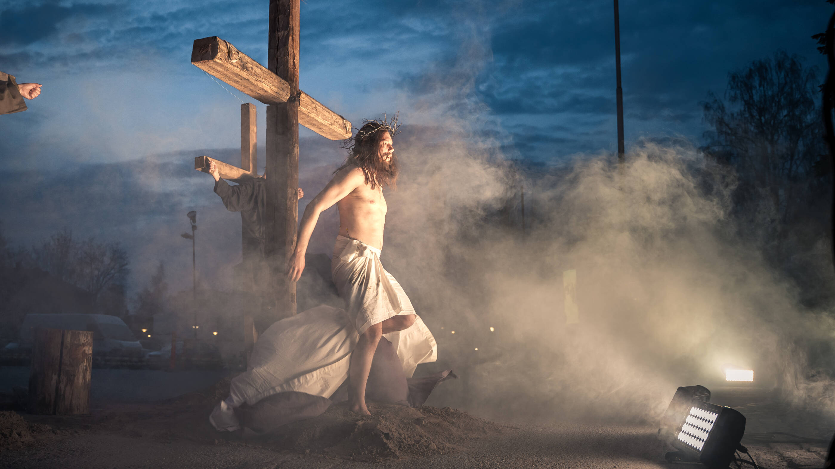 Via Crucis näytelmästä otos, jossa Jeesus nousee ristiltä.