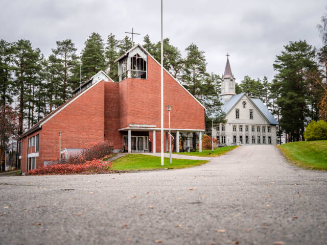 Otavan seurakuntatalo ulkoa kuvattuna.